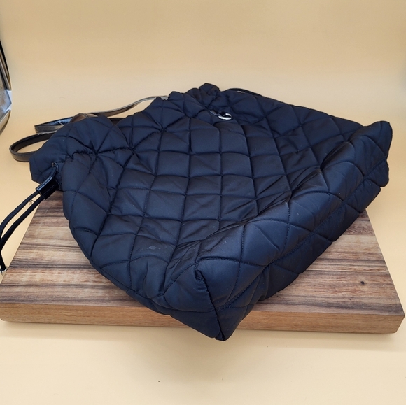 Michael Kors Black Quilted Tote w/sig Logo Lining, Magnetic & Drawstring Closure - Picture 1 of 11